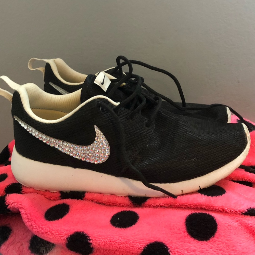 Clear crystal embellished black Nike Roshe Sneaker - Picture 2 of 5